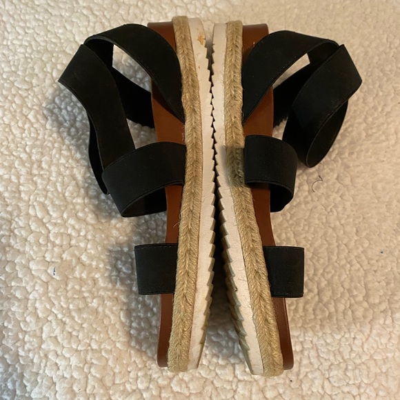 Dream Pairs Black and Tan Sandals size 10 - Picture 4 of 6